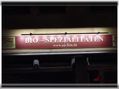 Werbeschildbeleuchtung Bioladen bei Nacht Werbeschildbeleuchtung Bioladen